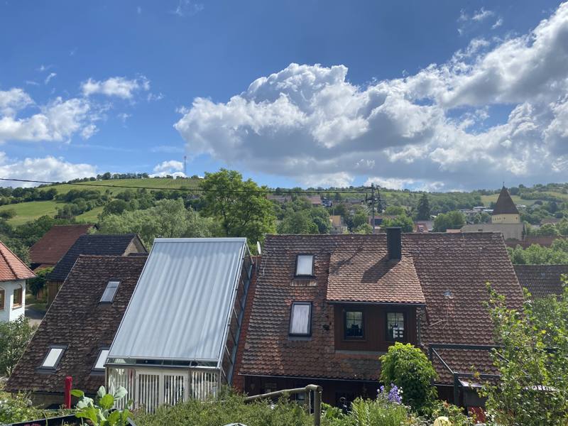 Blick über Niederstetten und die Hügel des Taubertals