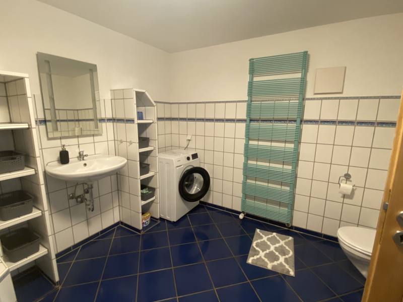 Helles Badezimmer mit Waschbereich