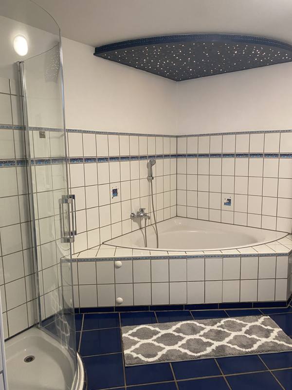 Badezimmer mit Eckbadewanne und Dusche