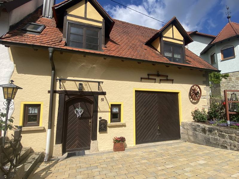 Innenhof des Ferienhauses mit Eingang und Terrassenzugang