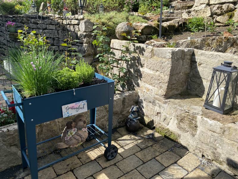 Terrasse an der Natursteinmauer