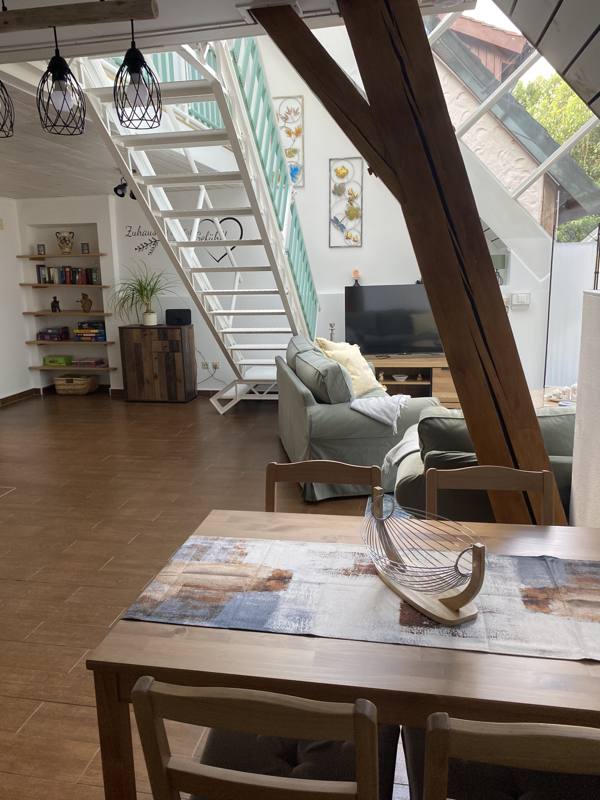 Offener Wohn- und Essbereich mit Galerie